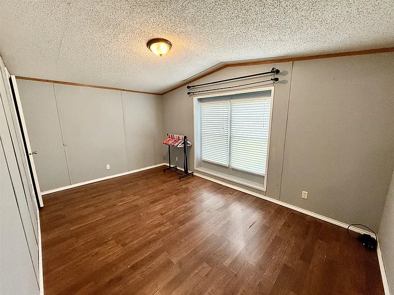 3075 FM 2001 — Photo 19