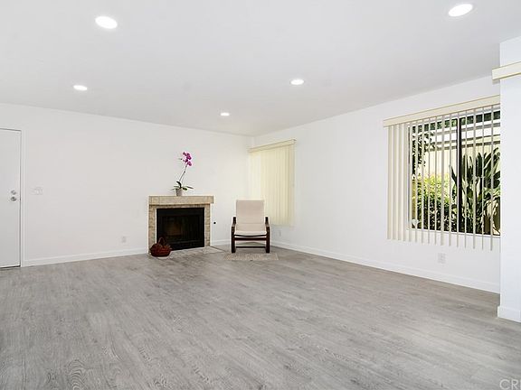 5th image of 22131 Burbank Blvd Unit 2