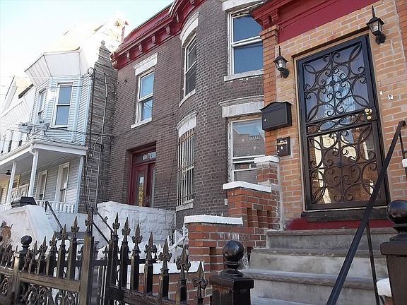 3rd image of 1360 Teller Ave