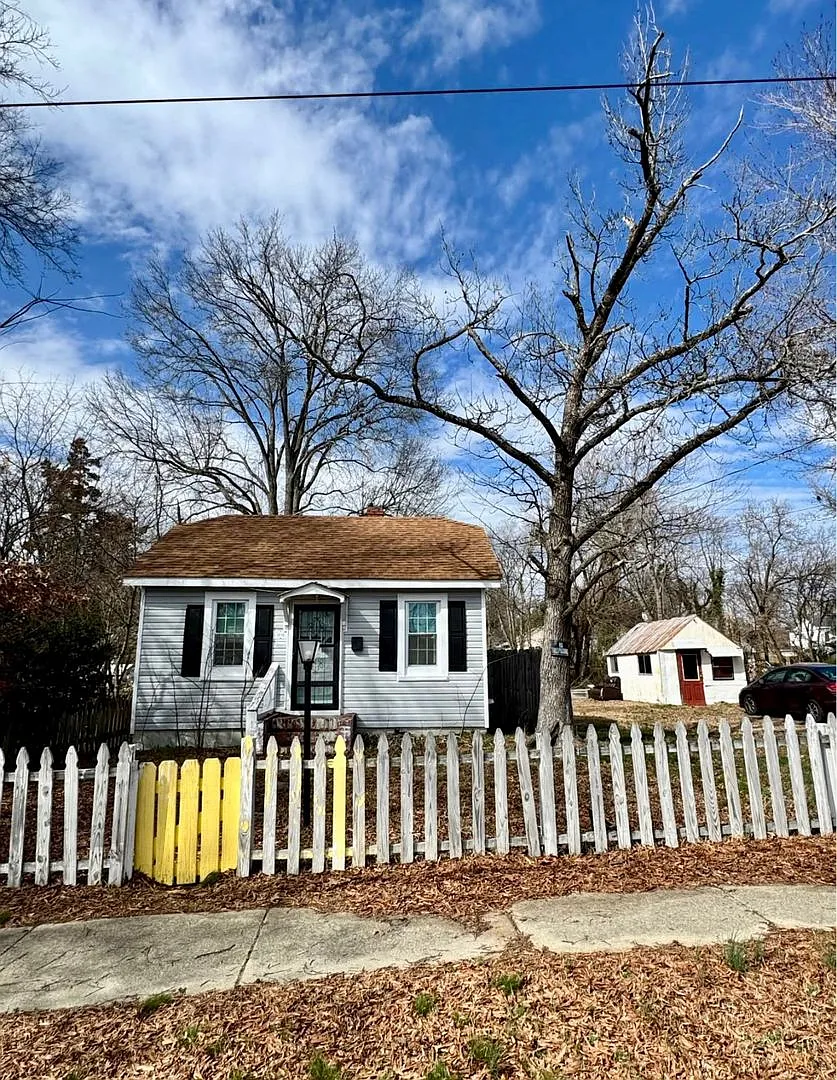 2 bedroom house in Fulton Hill; Big yard, laundry, central hvac all electric and a deck! — Photo 1