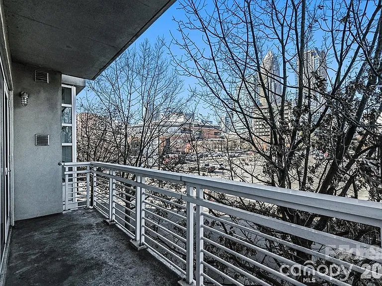 505 E 6th St #304 — Photo 18
