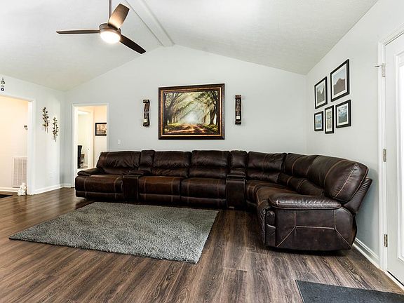 5th image of 328 Veterans Ave
