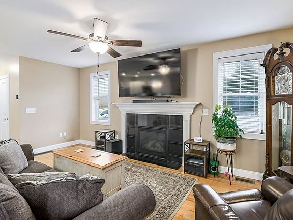 5th image of 85 Maple Ave #A