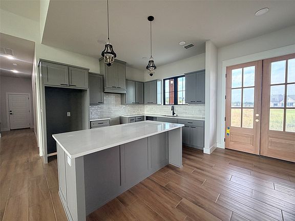 4th image of 15 Monarch Ct