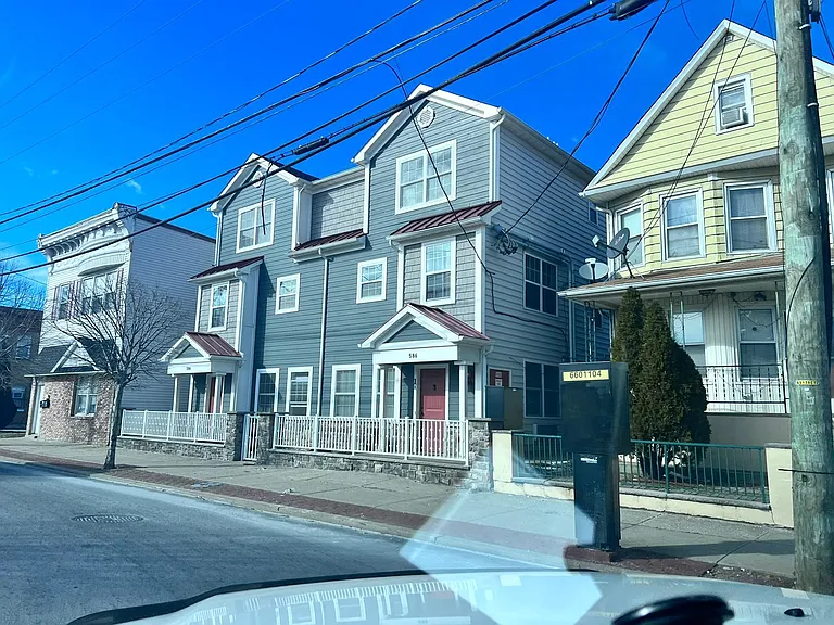586 Roosevelt Ave #2C — Photo 3