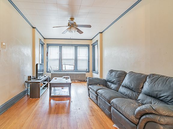 3rd image of 3223 W Warner Ave