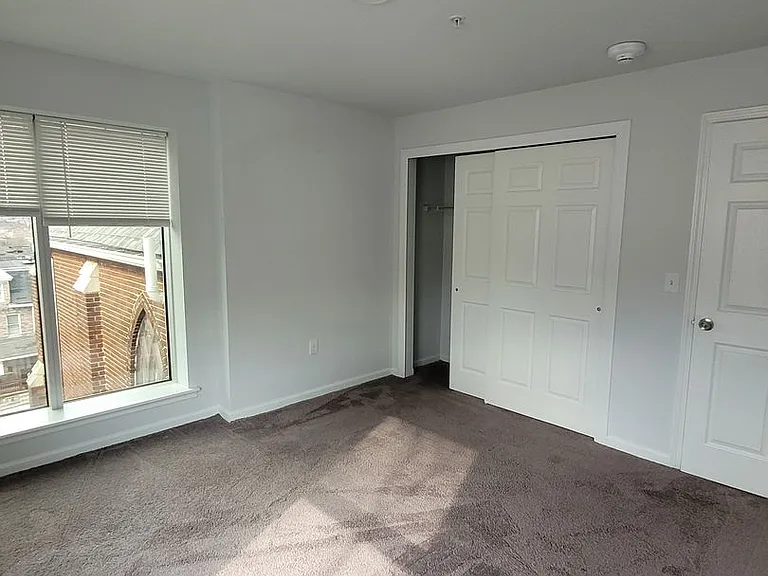 938 E 4th St — Photo 21