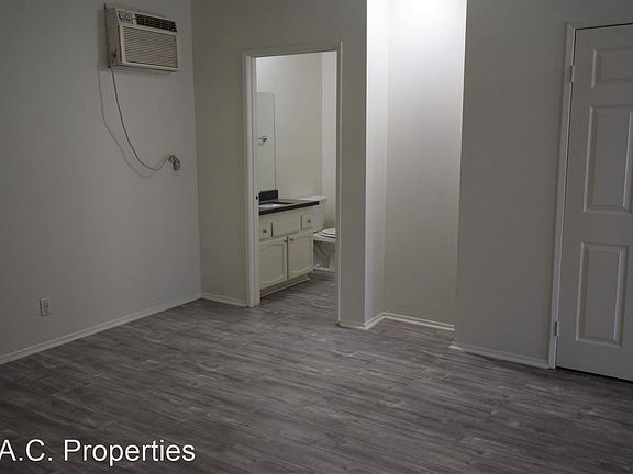 4th image of 12150 Oxnard St APT 2