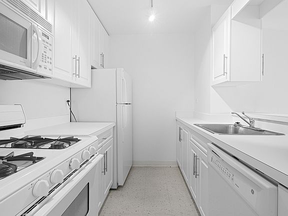 4th image of 400 E 71st St APT 20L