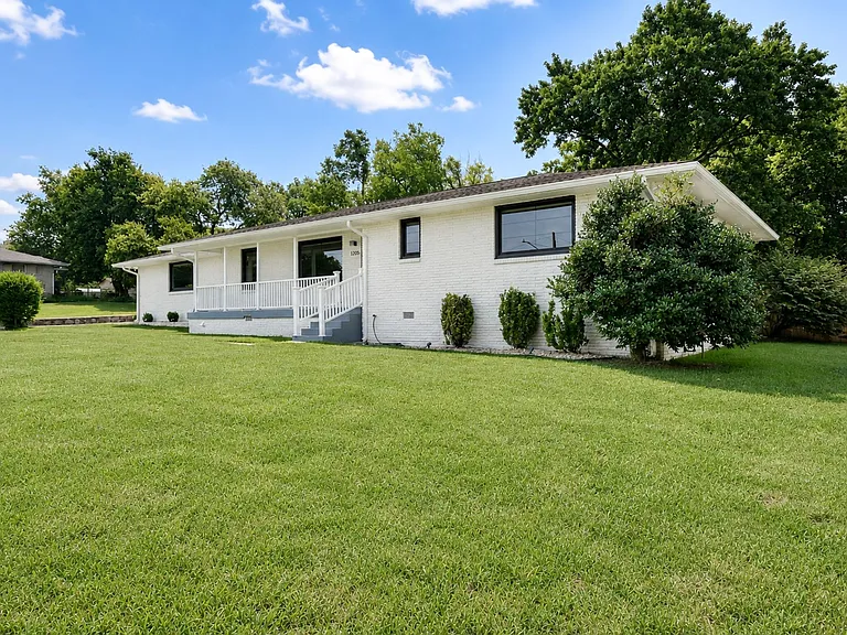 1205 Saint Marys Ln — Photo 36