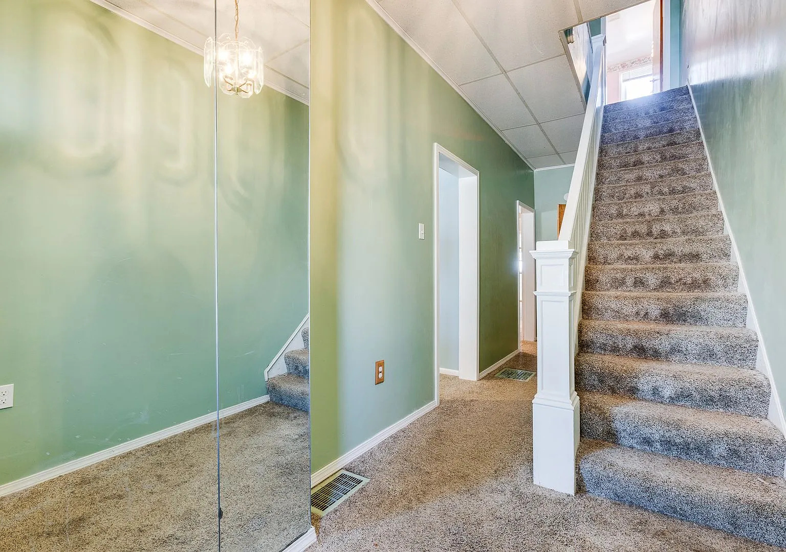 Available Now! 3 Bed, 2 Bath Amazing House In Allentown — Photo 3