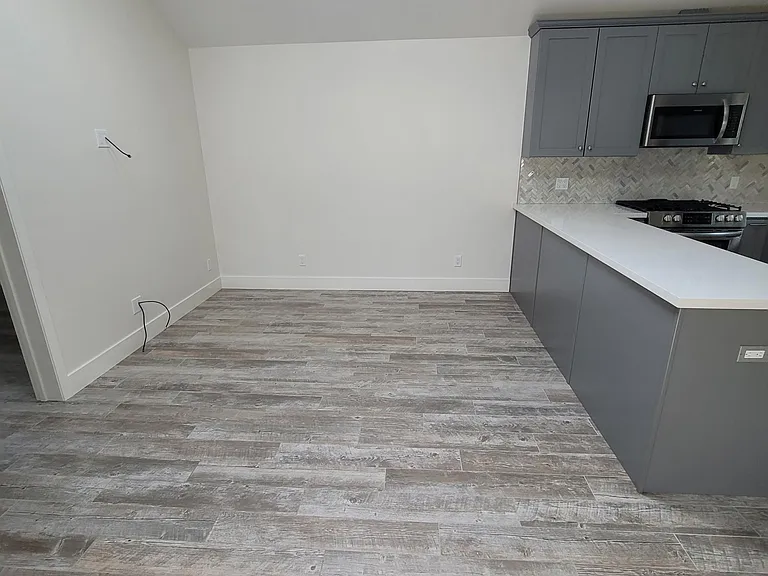 704B Laurel Ave — Photo 8