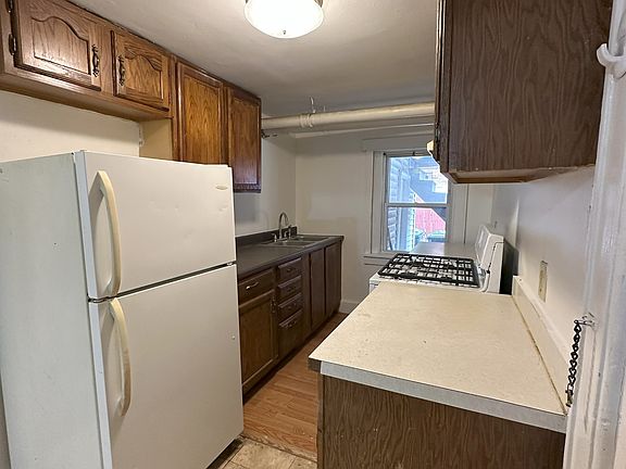 2nd image of 40 Parkwood St #B2