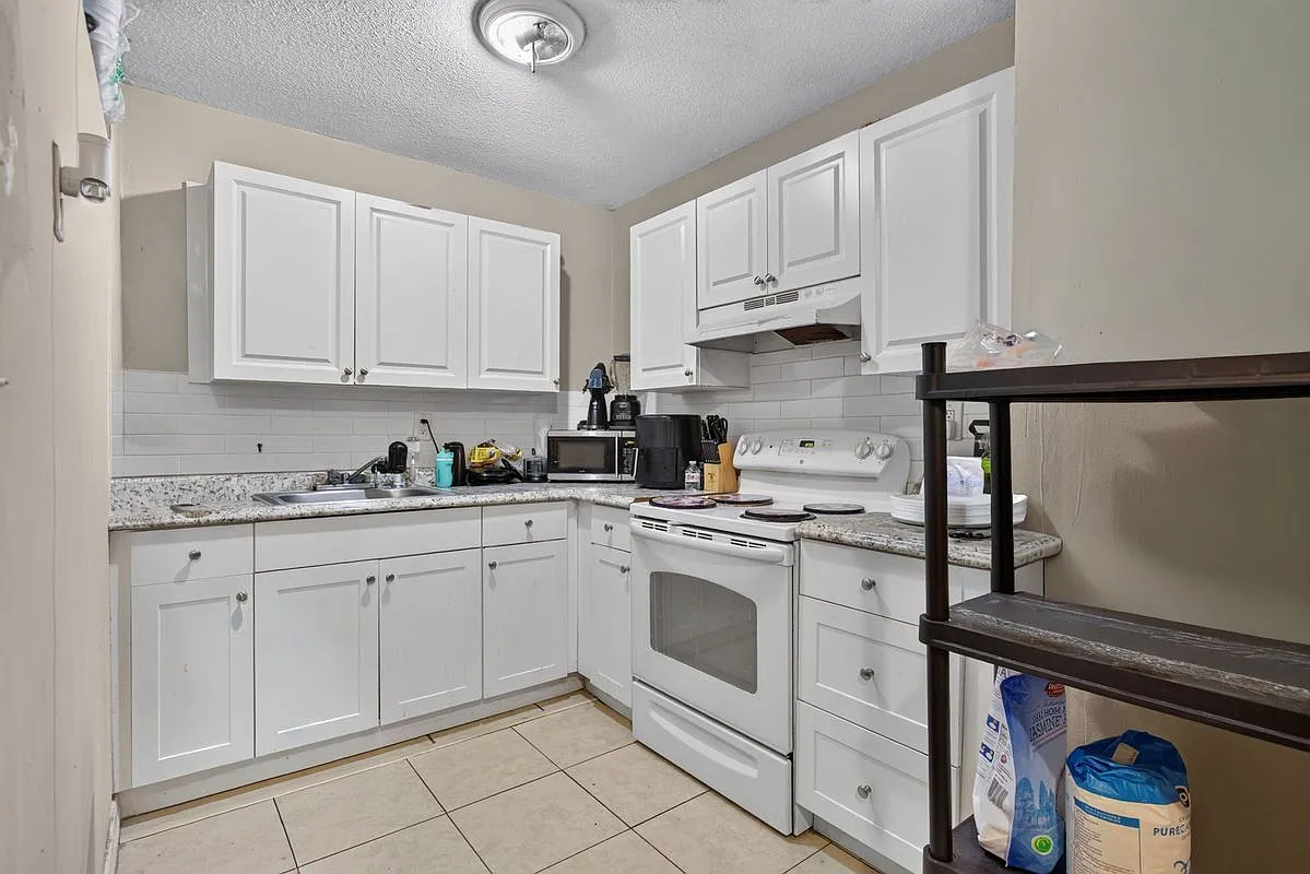 3 bed, 1.0 bath, 1036 sqft, $1,975 — Photo 3