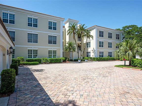 2nd image of 100 Sable Oak Ln APT 301