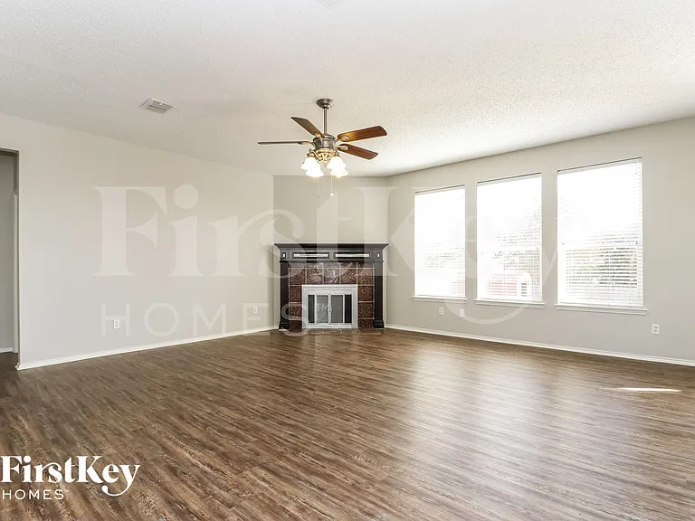 1910 Winter Park Dr — Photo 3