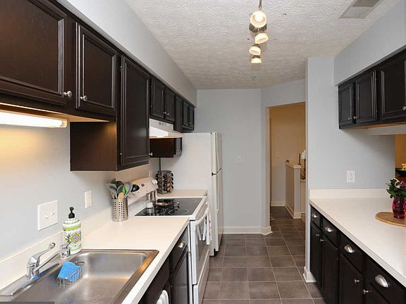 5th image of 621 Admiral Dr Unit 305