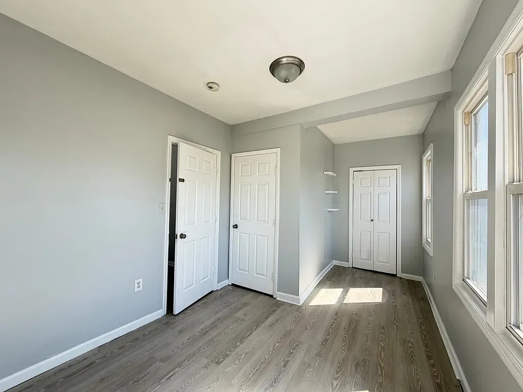 3 bed, 1000 sqft, $2,400 — Photo 4