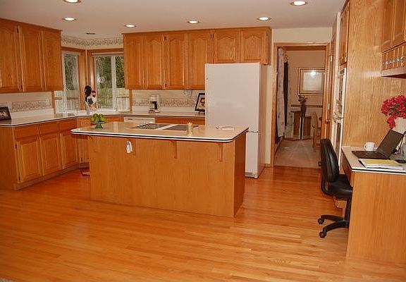 Island Kitchen w/walk-in pantry