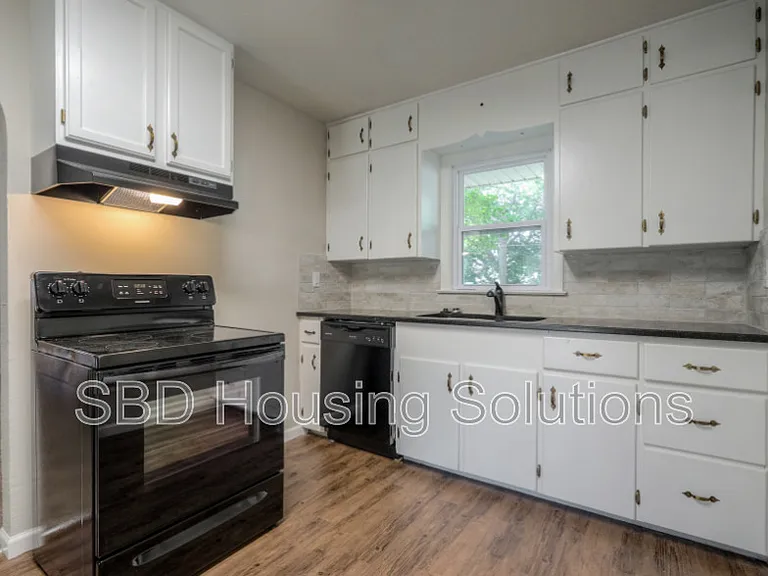 1002 Orchard Ave — Photo 2