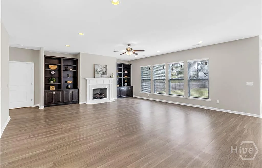 5 bed, 4.5 bath, 4450 sqft, $3,475 — Photo 4