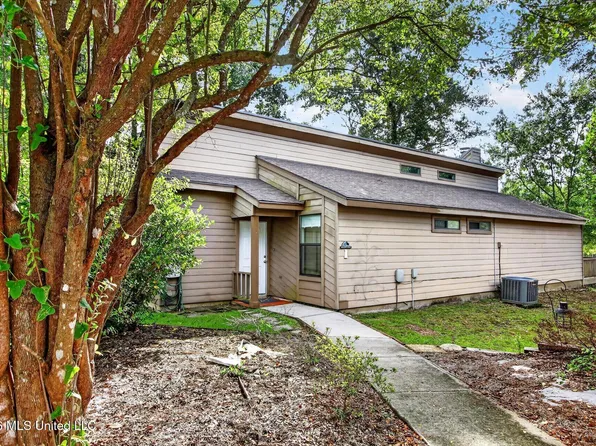 1 Pelican Cv, Diamondhead, MS 39525