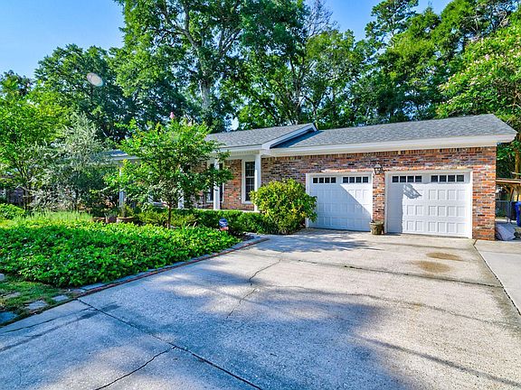 5th image of 683 Highwood Cir