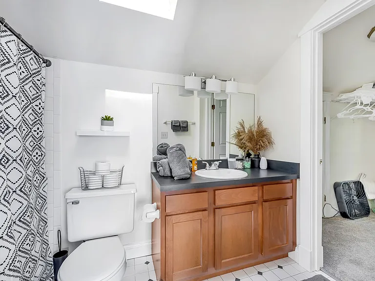 1410 Mansfield St — Photo 13
