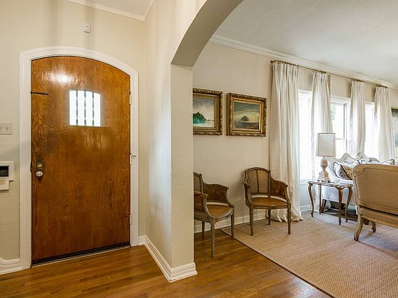 5th image of 110 E Mariposa Dr