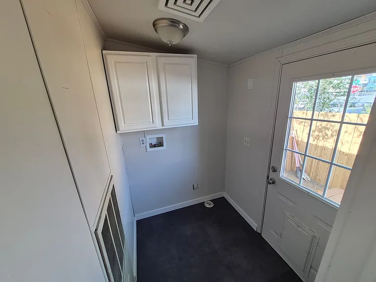 341-343 NW Hemlock Ct — Photo 7