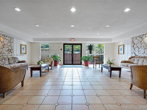 2nd image of 1205 Mariposa Ave APT 423
