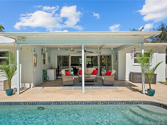 2nd image of 803 NW Spruce Ridge Dr