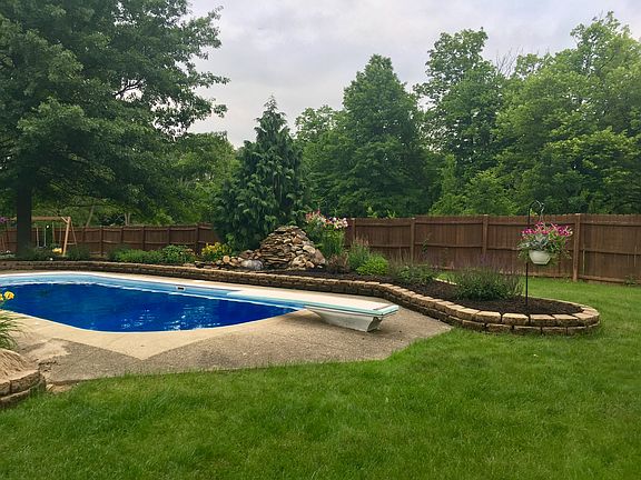 3rd image of 102 Beachwood Ln