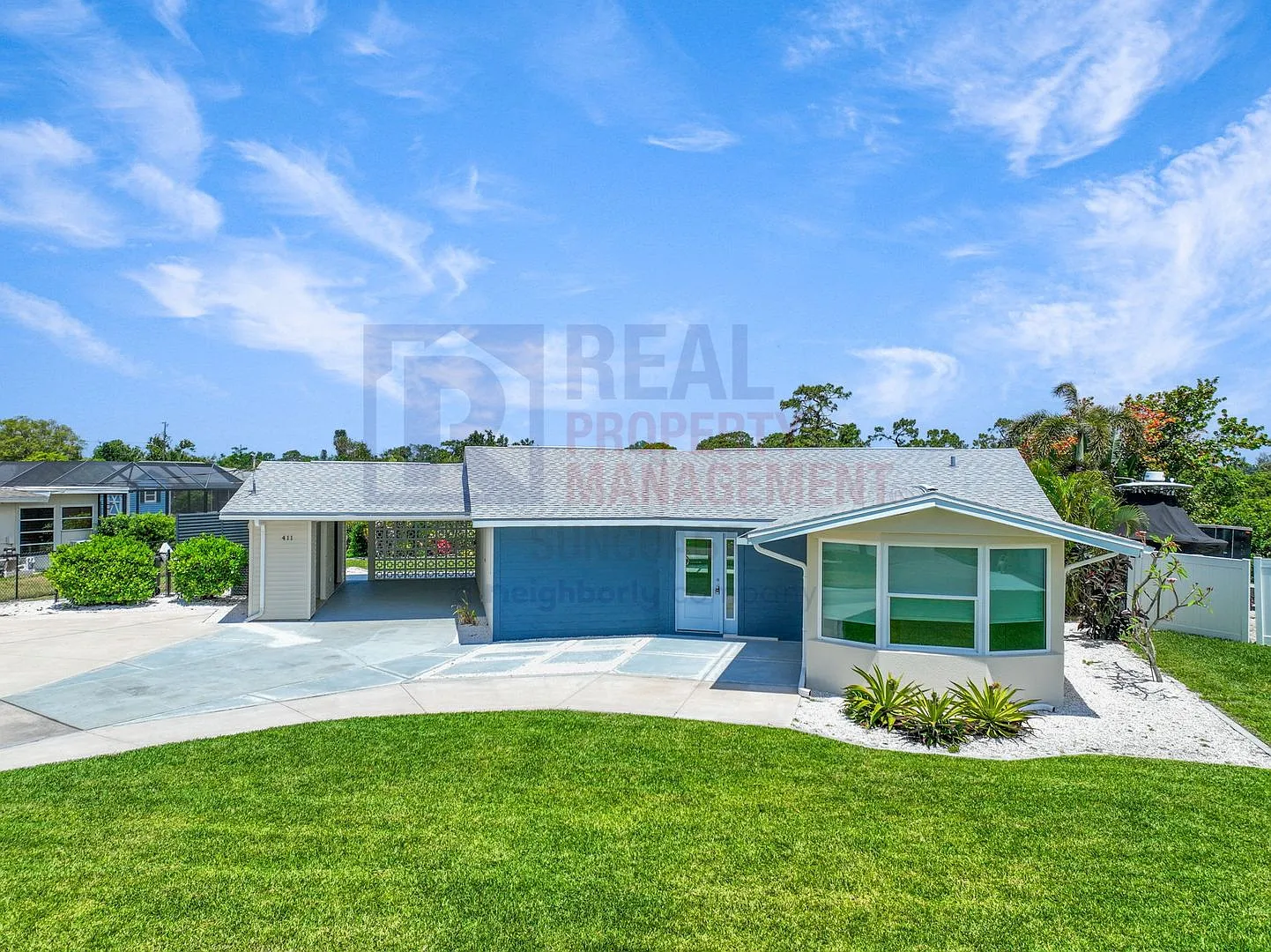 Beautiful 3 bed 2 bath pool home available now! — Photo 2