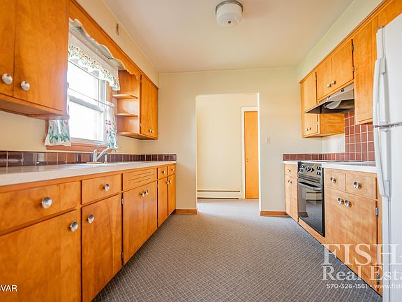 3rd image of 1072 Elm St
