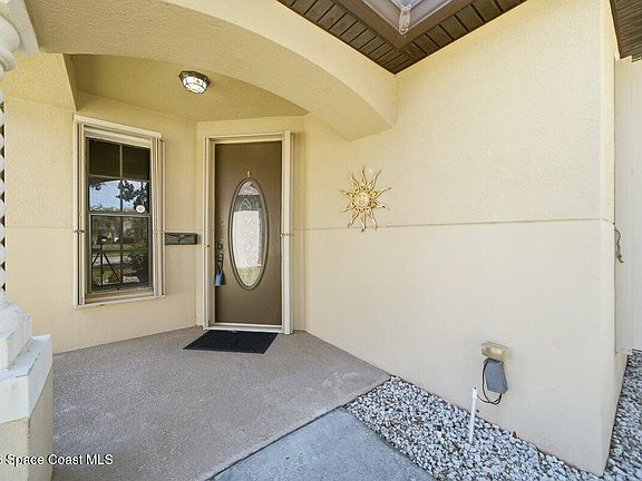 4th image of 594 Dryden Cir