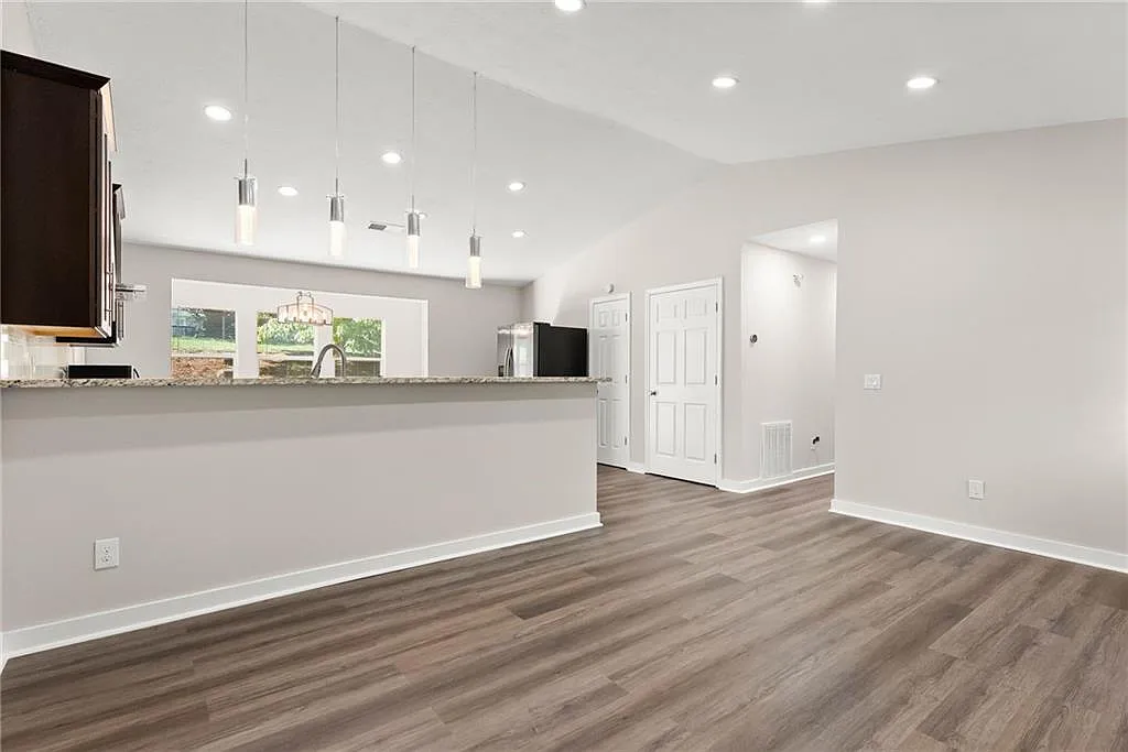 4 bed, 2.0 bath, 1593 sqft, $2,700 — Photo 4