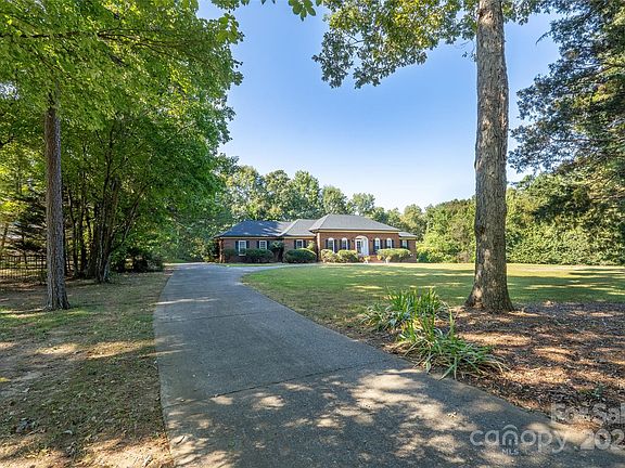 3rd image of 124 Windsor Greene Dr