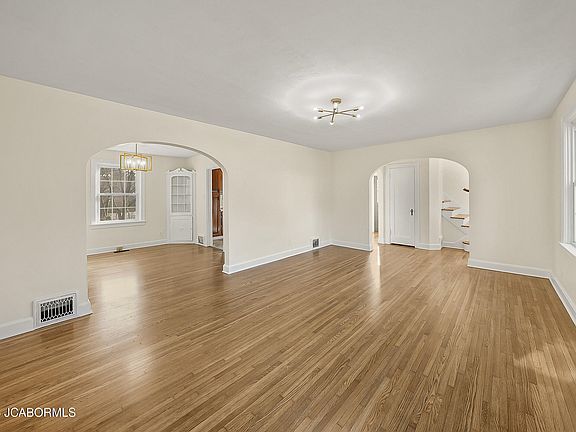 4th image of 817 Houchin St