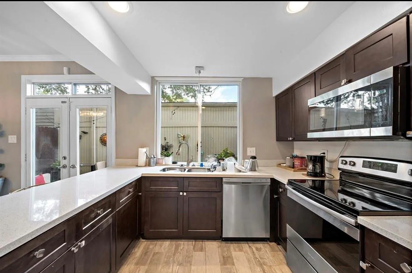 3 bed, 2.5 bath, 1794 sqft, $2,500 — Photo 2