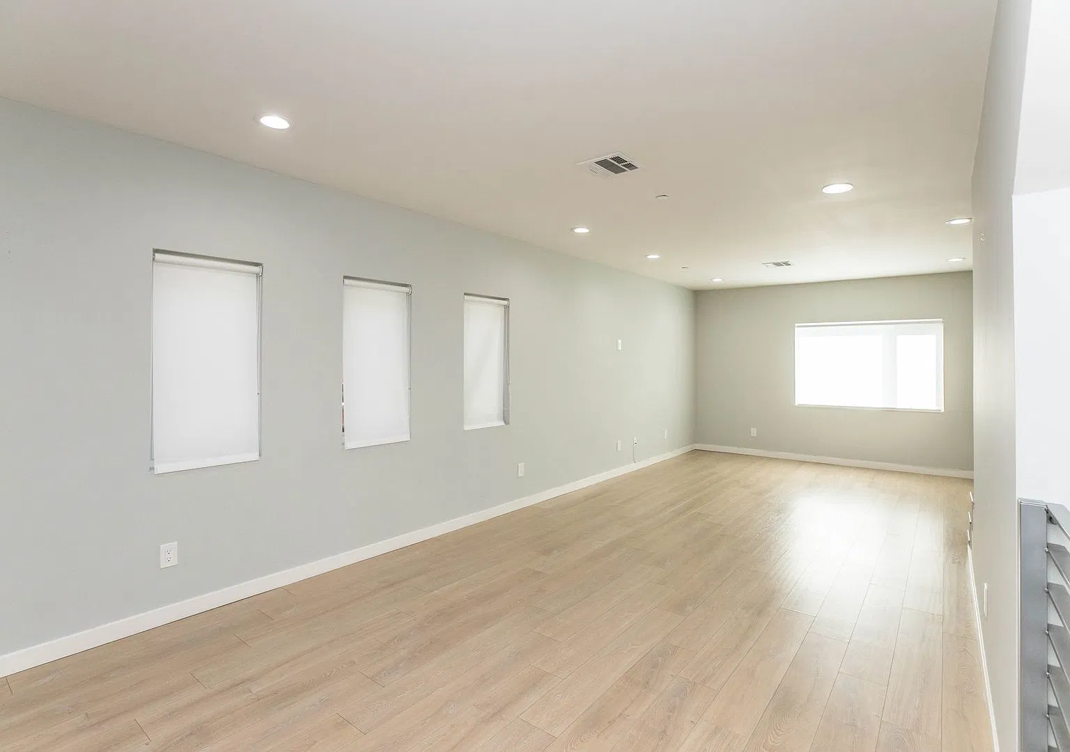 Contemporary Multi-Level Townhome - Prime Hollywood location — Photo 3