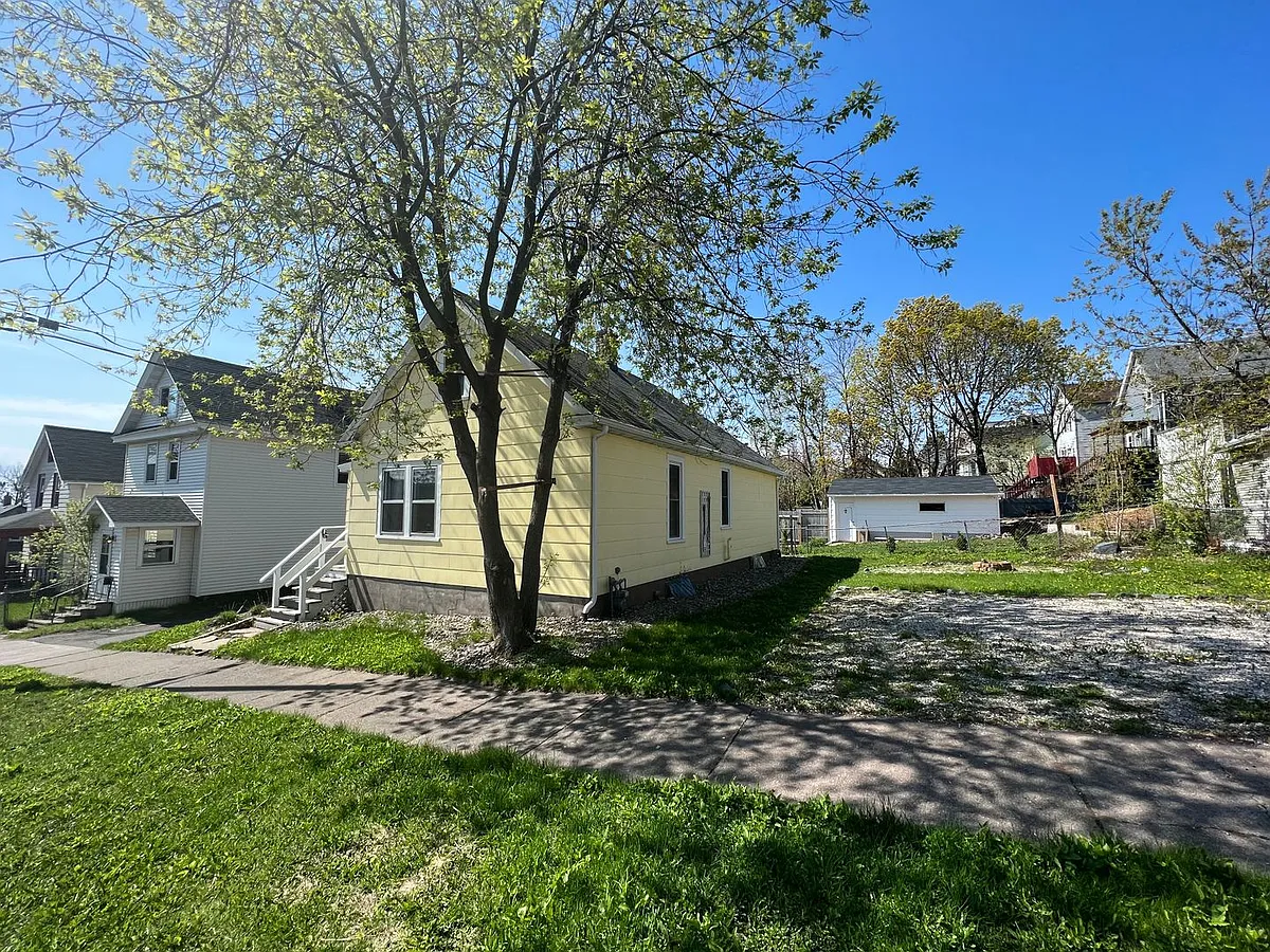 Building Photo - 617 N 9th Ave E