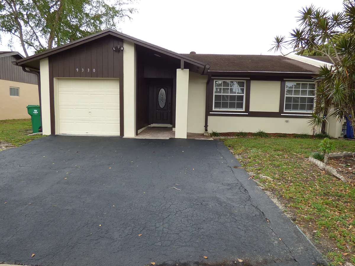 Building Photo - 9330 E Elm Ln