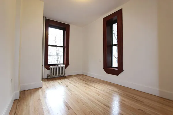 Rented by Dynamik Realty | media 33