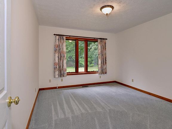 5th image of 196 Maxton Ln
