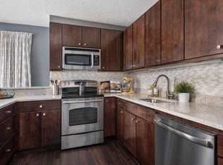 67 W Chestnut St #1017, Chicago, IL 60610