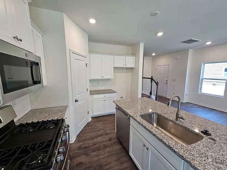 2839 Aubrey St — Photo 6