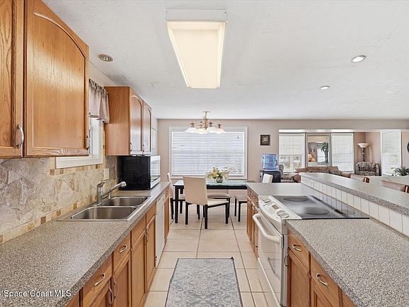 3rd image of 1027 Oriole Cir