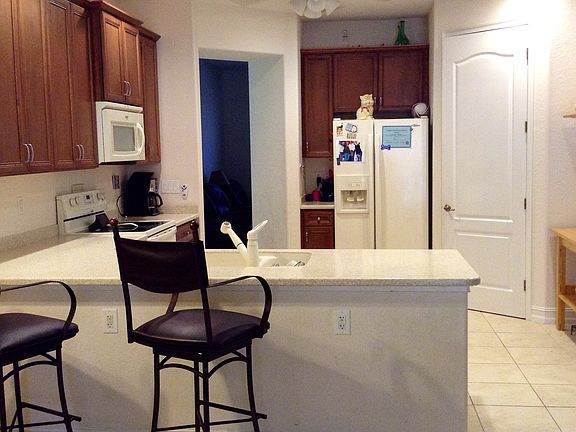 Bar & eat-in area