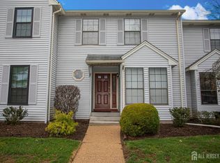 102 Timber Oaks Rd, Edison, NJ 08820